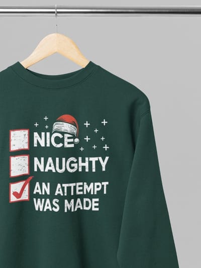 Foute kersttrui - Nice or naughty - Wurban Wear | 18+ | Grappige sweater | Leuk cadeau | Unisex sweater | Oversized sweater | Kersttrui heren | Foute kerstkleding | Kerst sweater | Kerst diner | Kersttrui dames | Foute kersttruiendag 2025 | Groen
