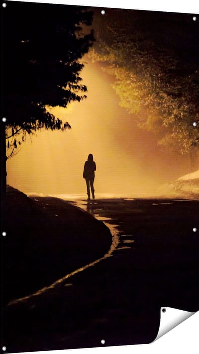 Gards Tuinposter Persoon op een Donkere Weg in het Bos - 100x150 cm - Tuindoek - Tuindecoratie - Wanddecoratie buiten - Tuinschilderij
