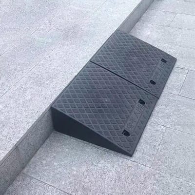 Oprijplaat Kunststof - Drempelhulp Stoeprand - Vergemakkelijken Toegang - Antislip Duurzaam Ontwerp - 50 x 38 x 15 cm - Zwart