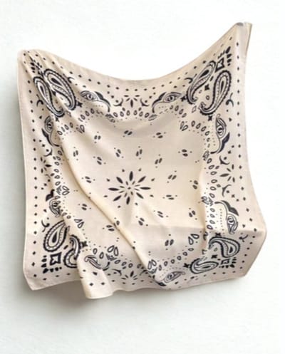 Beige scarf with Paisley print - beige sjaal met Paisley print - Sjaaltje met print - bandana met print - haarband - sjaaltje meerkleurig - bandana - vierkant sjaaltje met print - bandana sjaaltje - sjaaltje voor dames hals - sjaaltje voor aan tas