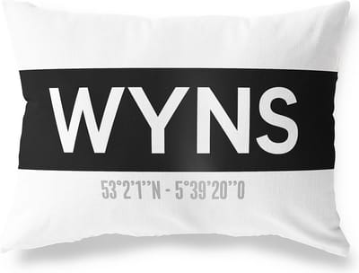 Tuinkussen WYNS - FRIESLAND met coördinaten - Buitenkussen - Bootkussen - Weerbestendig - Jouw Plaats - Studio216 - Modern - Zwart-Wit - 50x30cm