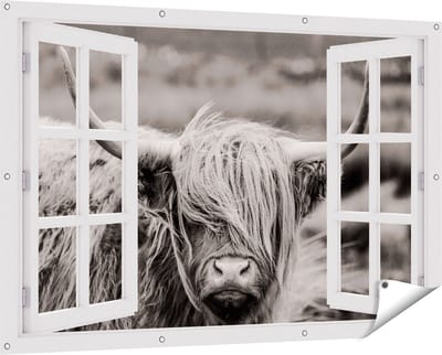Gards Tuinposter Doorkijk Schotse Hooglander Koe - Zwart Wit - 150x100 cm - Tuindoek - Tuindecoratie - Wanddecoratie buiten - Tuinschilderij