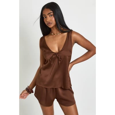 boohoo Dames Satijnen Cami Met Ronde Hals En Runner Short Coordinatenset | Chocoladebruin | Maat: 34