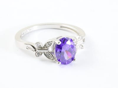 Hoogglans zilveren ring met blauwe saffier en witte topaas - maat 17