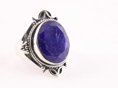 Bewerkte zilveren ring met blauwe saffier - maat 18.5