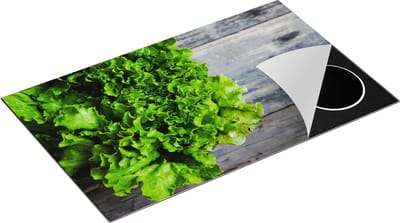 Chefcare Inductie Beschermer Groene Sla op een Houten Achtergrond - 85x52 cm - Afdekplaat Inductie - Kookplaat Beschermer - Inductie Mat