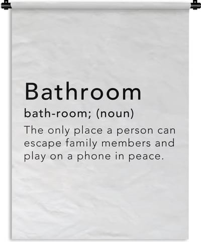 Wandkleed - Wanddoek - Spreuken - Quotes - The only place a person can escape family members - Bathroom - Woordenboek - 90x120 cm - Wandtapijt