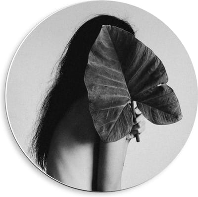 KuijsFotoprint - Schilderij - Vrouw Met Groot Blad Haar Gezicht - Zwart, Wit En Grijs - 40 X 40 Cm