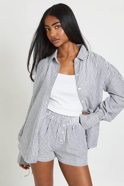 boohoo Dames Kreukelige gestreept overhemd met stropmanschetten en bijpassende shortset | Marineblauw | Maat: 40