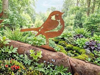 Ornament voor binnen of buiten in de tuin; verroest metalen vogeltje