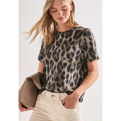 Shirt met ronde hals en borstzak in leo look