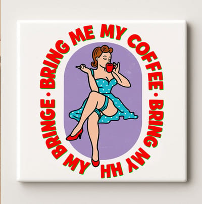 Bring Me My Coffee Keramische Tegel – 15x15 cm Retro Pin-Up Stijl Wandtegel – Leuk Cadeau voor Koffieliefhebbers & Keukendecoratie
