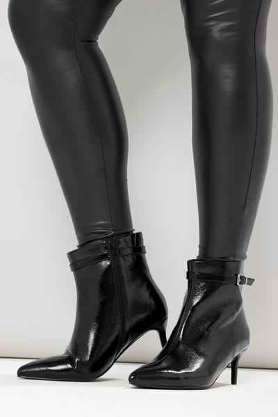 Yours Zwarte Laarzen Met Gesp, Puntige Neus En Kittenhak In Extra Brede Eeepasvormsize 37EEE