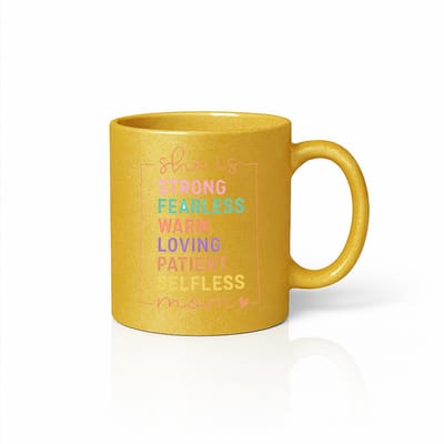 She Is Strong Fearless Warm Loving Mom Koffiemok - Luxe Moederdag Cadeau - Goud Editie - 330 ml