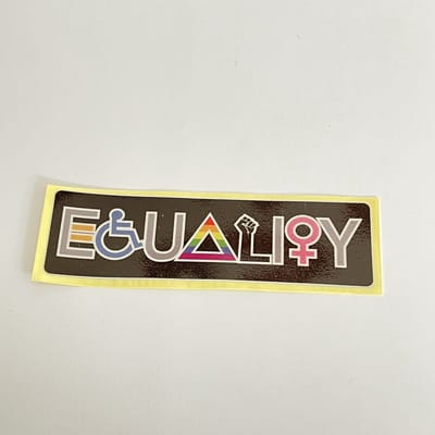 GoedeDoelen.Shop | Auto Sticker Equality | Autosticker | Scootersticker | Equality Sticker | Weerbestendig | Gelijkheid | Respect | Statement Sticker | Afmeting ca: 10 x 3 CM |