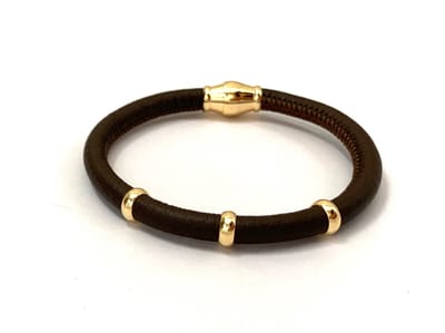 NIEUW! Jolla - dames armband zilver - goudkleurig - leer - magneetsluiting - bedels - Single Gold - Donker Bruin