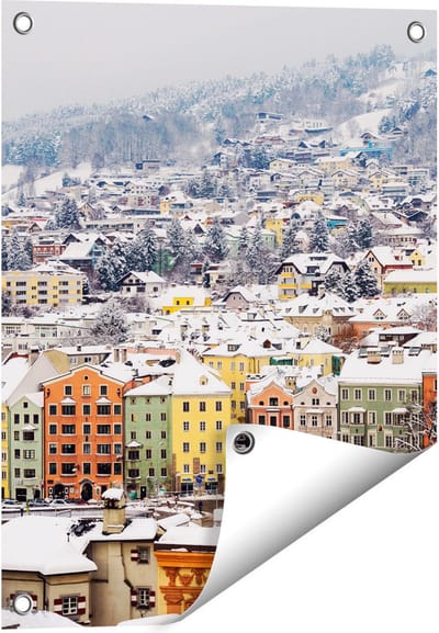Gards Tuinposter Gekleurde Huisjes met Sneeuw in Oostenrijk - 40x50 cm - Tuindoek - Tuindecoratie - Wanddecoratie buiten - Tuinschilderij