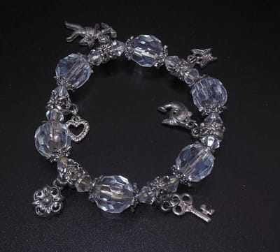 Armband transparant met metalen hangertjes