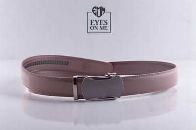 Bruine 150 cm lange lederen riem zonder gaatjes met automatische gesp voor heren met een maatje meer ( Model L049 )