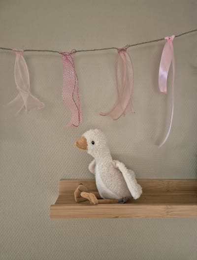 Stoffen roze vlaggenlijn - stoffen slinger - vlaggenlijn 5 meter - roze vlaggenlijn - lange vlaggenlijn - vlaggenlijn geknoopt - vlaggenlijn roze - babyshower - meisjeskamer - geboorte decoratie - verjaardag meisje