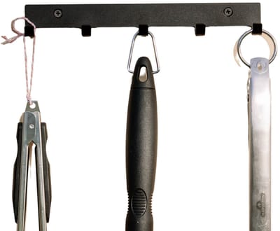 BBQBuddies BBQ Gereedschap Houder – Stalen Wandrek met 5 Haken – Ophangsysteem voor BBQ Accessoires – Zwart – Voor Tangen, Schort en BBQ Tools