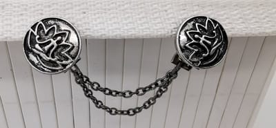 Vestsluiting - clip met dubbel ketting - Zen Yoga lotus - voor - vest - sjaal - omslagdoek in kleur antiek zilver look.