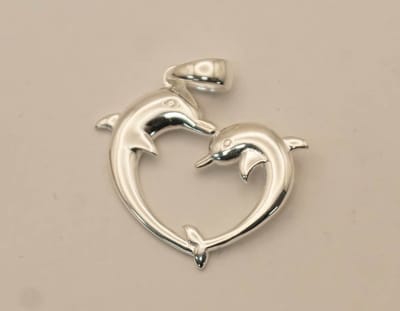 Zilveren hanger dolfijnen in hart vorm - dolfijnen hanger van 925 zilver - 2 verliefde dolfijnen in hartje hangertje van zilver voor geliefde - leuke zilveren hartjes hangertjes - hartjes hanger cadeau tip !