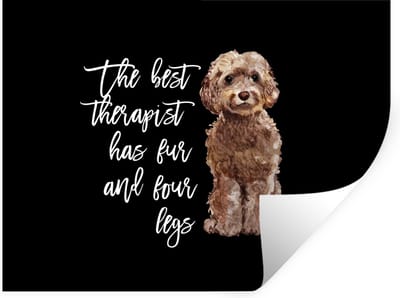 Muurstickers - Sticker Folie - Quotes - Honden - The best therapist has fur and four legs - 40x30 cm - Plakfolie - Muurstickers Kinderkamer - Zelfklevend Behang - Zelfklevend behangpapier - Stickerfolie