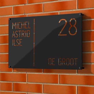 Voordeur – Naambordje Huisnummer – 1,5 mm RVS – Modern Design – Met Nummer En Naam - Zwart of Grijs - 20x30 (Zwart)