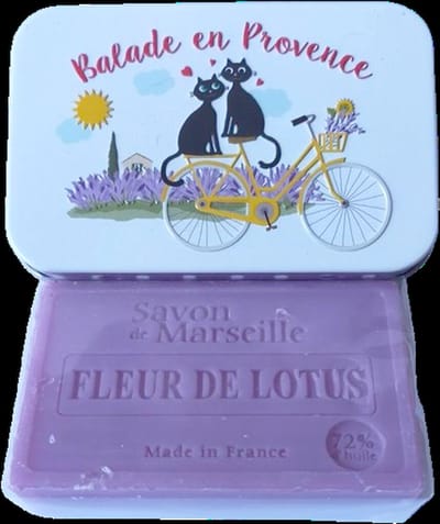 Metalen zeepblik met opdruk Balade en Provence met Marseillezeep Lotusbloem 100 gram