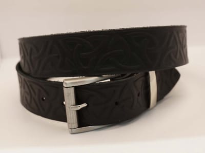 Leren buckle met triskels knopen in het zwart lengte 85 cm - keltische leren riemen in lengte 85 cm - celtic lederen riem in de lengte 85 cm - mooie zwarte bewerkt riem met triskelion - eeuwige knopen op een echte leren riem - lederen zwarte riem