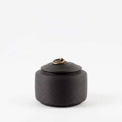 Artic Sakura Urn – 350 ml / 0.35 Liter – Zwart – Hoogwaardig Keramiek – Mini-urnen – Urnen Volwassenen – Urn Hond Overleden – Handgemaakt – Hondenurn – Kattenurn – As Urn – Urn Kat – Urn Hond – Urn Voor Dieren – Urne – Urn Voor As Mens