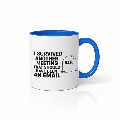 I Survived Another Meeting That Should’ve Been an Email Mok – Blauw & Wit 330 ml – Grappige Kantoorhumor Koffiemok