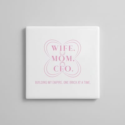 Inspirerende Mama Tekst Keramische Tegel – “Wife. Mom. CEO.” – Krachtige Decoratieve Wandtegel 15×15 cm