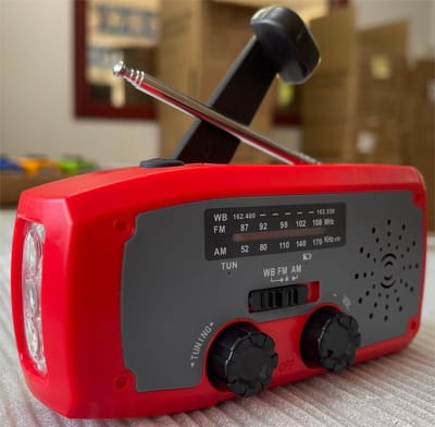 Noodradio met NOAA Weeralarm - AM/FM Kortegolf - 5000mAh met Zon- en Handzwengel - Zaklamp en SOS - Voor Camping en Storm