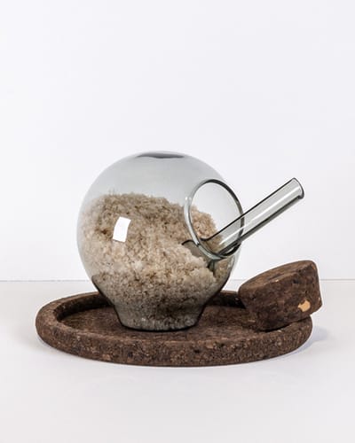 Zoutpotje grijs rookglas – met donkerbruine kurken stop, schotel & glazen lepeltje – zoutpot, zout pot, kruidenpot, peper & zout
