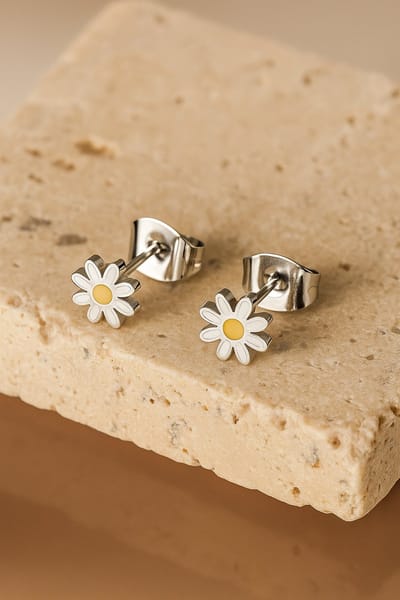 Lundholm Oorbellen Dames Madelief Bloemetjes - Premium Stainless Steel - Kleine Bloem Oorbellen 6 mm - Luxe Geschenkverpakking
