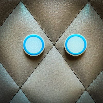 Gaming Thumb Grips - geschikt voor Playstation (PS3, PS4, PS5), Xbox (360, One, X/S) & Nintendo Switch controllers - 1 set = 2 duimgrips - wit/blauw