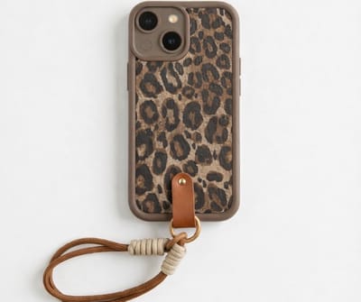 Bruin luipaard print telefoon hoesje met koord geschikt voor iPhone 14 – backcover dames met panter dessin, afneembaar draagkoord en minimalistisch ontwerp