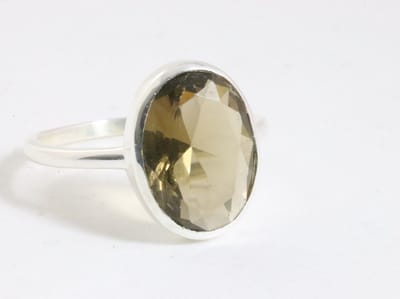 Ovale hoogglans zilveren ring met rookkwarts - maat 16.5