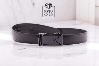 Zwarte 150 cm lange lederen riem zonder gaatjes met automatische gesp voor heren met een maatje meer ( Model L003 )