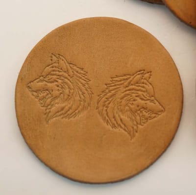 6 Beige lederen onderzetters 2 wolvenkoppen - onderzetters beige - leuke glazen onderzetters - mooie wolven onderzetters - handgemaakte onderzetters beige - 100% lederen onderzetters - wolvenkoppen op onderzetters voor glazen - stoere onderzetters