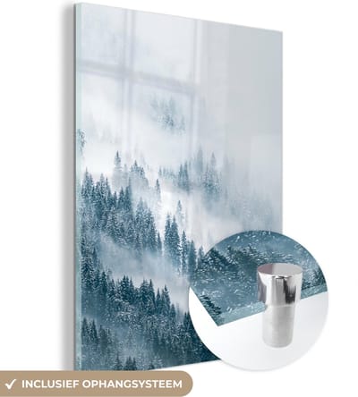 MuchoWow® Glasschilderij 120x160 cm - Schilderij acrylglas - Winter - Mist - Bos - Sneeuw - Den - Foto op glas - Schilderijen