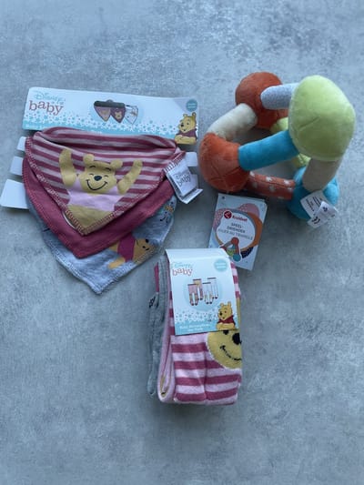 Maminobaby.nl | Baby geschenkset | Speeldriehoek | 2-delige maillots | 3-delige slabbetjes | Kraamcadeau | Babyshower