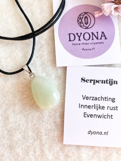 Dyona - Serpentijn - New jade - Edelsteen hanger - Incl. briefje met betekenis - Innerlijke rust - Evenwicht - Verzachting - Spiritueel cadeau - In geschenkverpakking - Kettinghanger - Armband hanger - Tashanger - Autohanger
