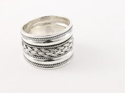 Brede zilveren ring met vlechtmotief en kabelpatronen - maat 21