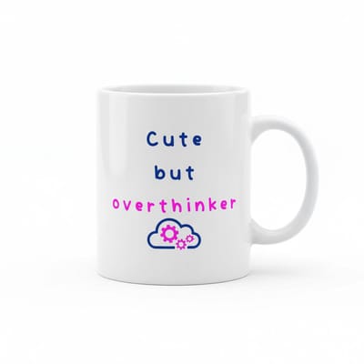 Cute but Overthinker Mok – Grappige Tekst – Keramische Koffiemok 330 ml – Herkenbaar Cadeau voor Overdenkers