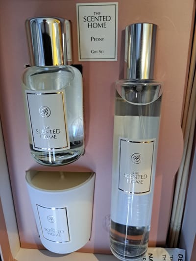 geschenk set vrouwen verjaardag - moeder dag - leuk geschenk - kado - kerst geschenk rozen - geurstokjes - geurkaars - roomspray