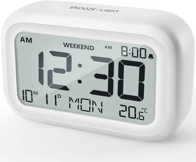 Famanu - Digitale reiswekker op batterijen, LCD-display, snooze- en weekendmodus, compacte tafelklok