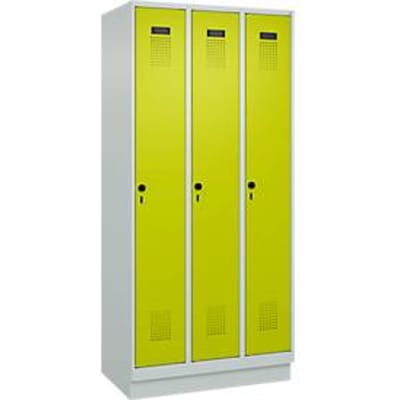 C+P Evolo Plus garderobekast, 3 vakken, 300 mm vakbreedte, met plint, rechts scharnierend, soft-close, inbraakwerend, B 900 x D 500 x H 1950 mm, veiligheids espagnoletslot, lichtgrijs RAL 7035/kleedgroen RAL 1108060